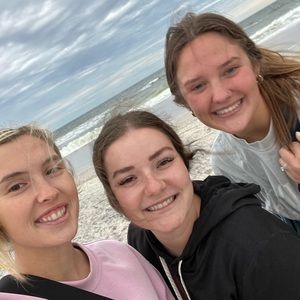 Meet your Poshers, Madie and Sami